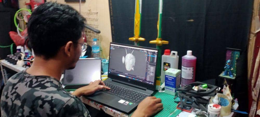 Ars saat mendesain kosrum Kamen Rider. (IDN Times/Rizal Adhi Pratama)