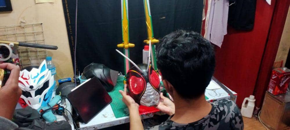 Ars saat mendesain kosrum Kamen Rider. (IDN Times/Rizal Adhi Pratama)