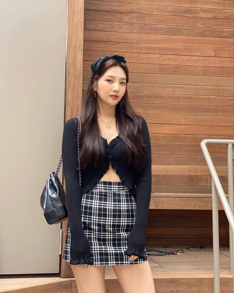 referensi outfit motif kotak-kotak ala Joy Red Velvet (instagram.com/_imyour_joy)