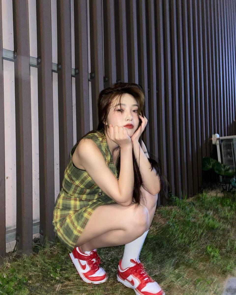 referensi outfit motif kotak-kotak ala Joy Red Velvet (instagram.com/_imyour_joy)