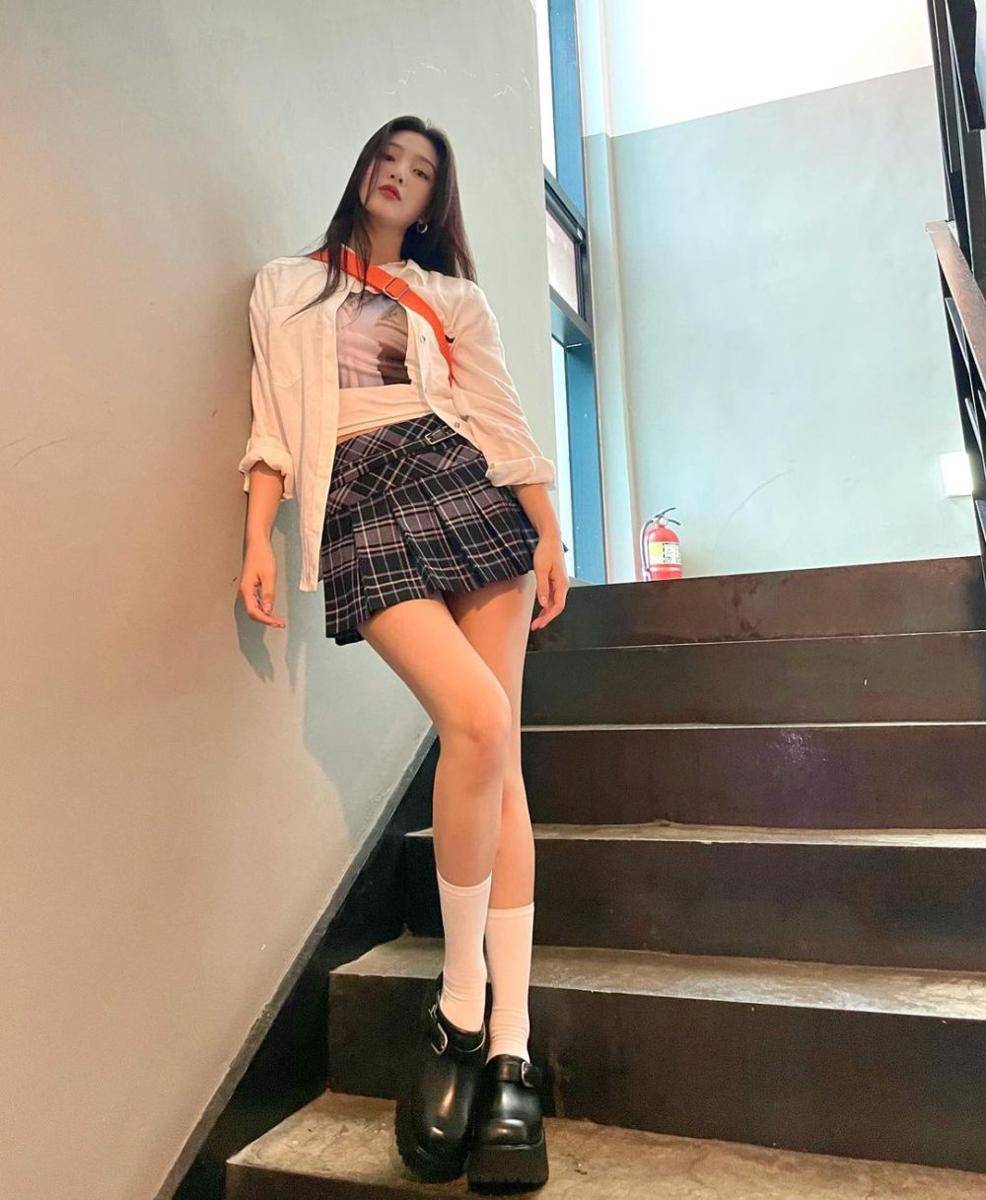 referensi outfit motif kotak-kotak ala Joy Red Velvet (instagram.com/_imyour_joy)