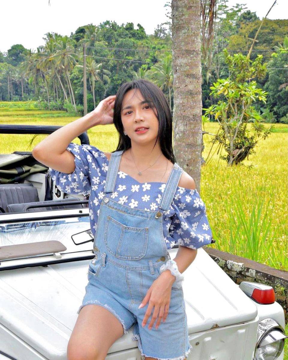 ide padu padan overall denim ala member JKT48 (instagram.com/jkt48gita)