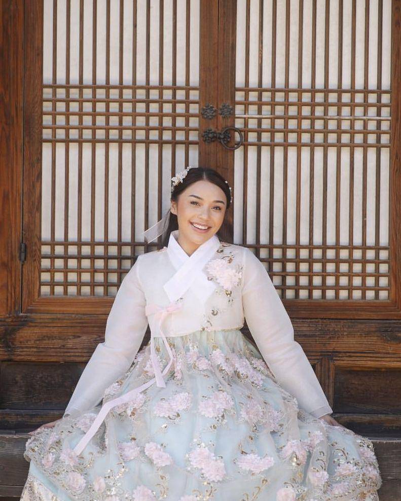 photoshoot Lula Lahfah pakai hanbok di Korea Selatan (instagram.com/lulalahfah)