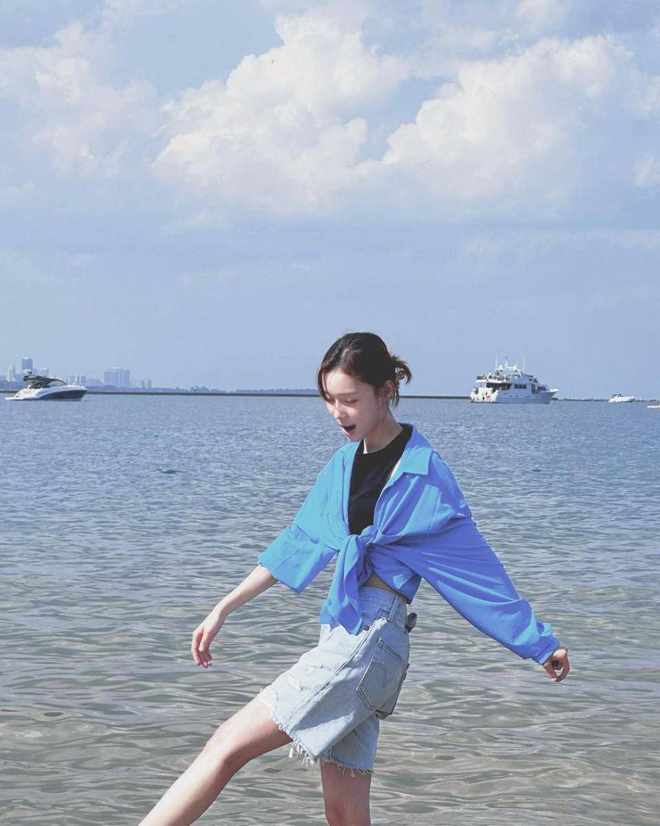 ide outfit kasual pakai celana pendek ala Winter aespa (instagram.com/imwinter)