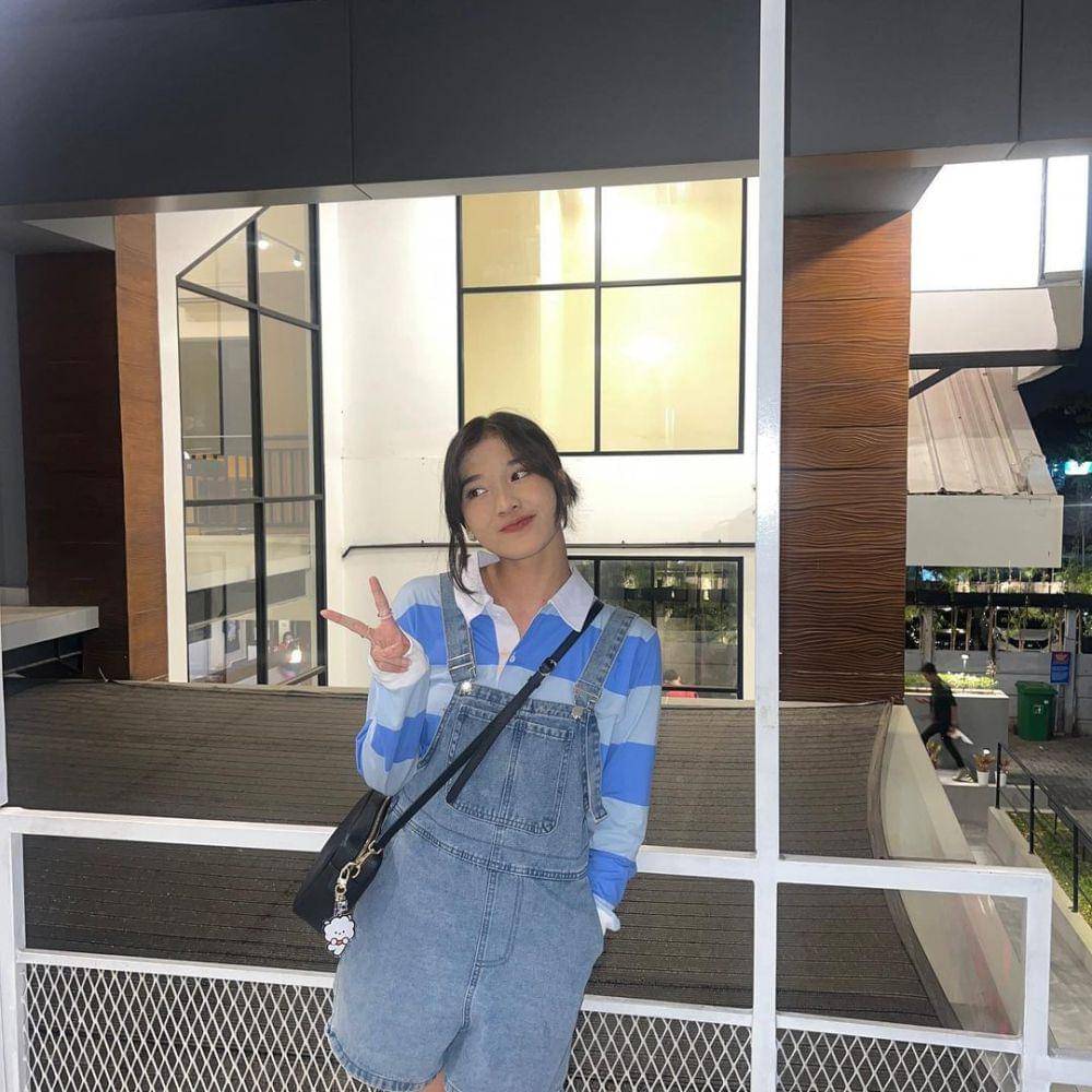 ide padu padan overall denim ala member JKT48 (instagram.com/jkt48.oniel)