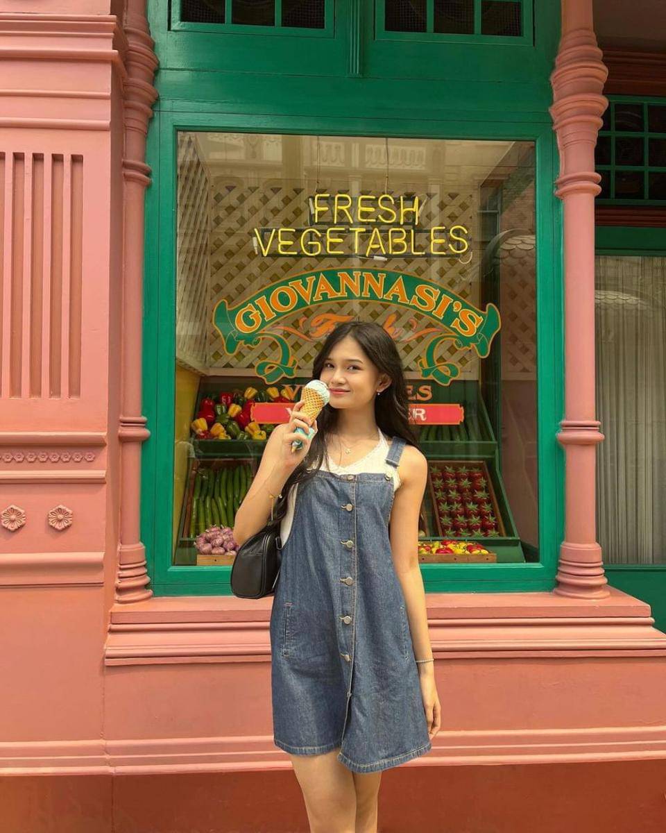 ide padu padan overall denim ala member JKT48 (instagram.com/jkt48indah_)