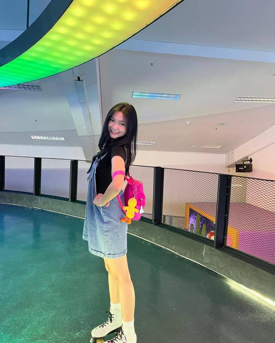 ide padu padan overall denim ala member JKT48 (instagram.com/jkt48.regie)