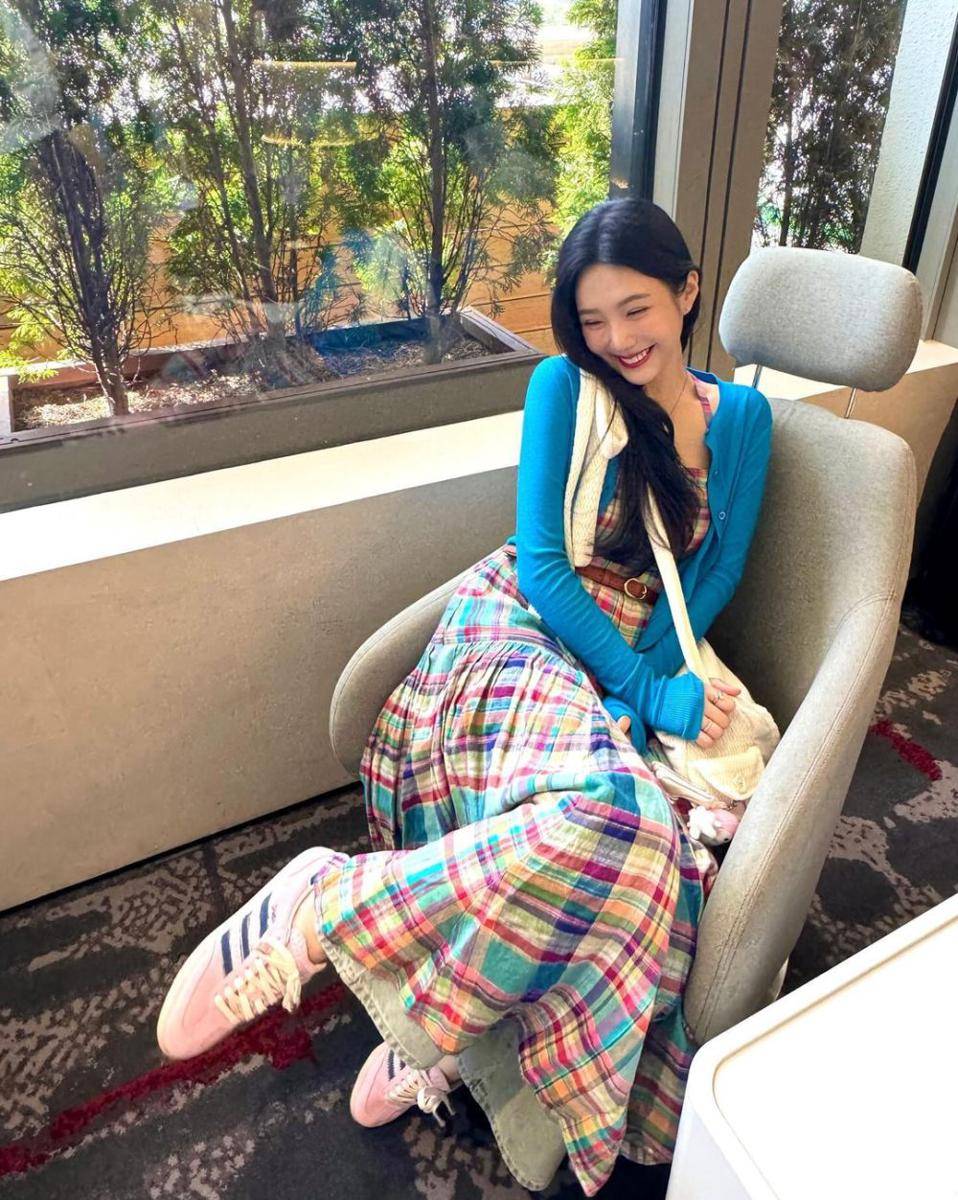 referensi outfit motif kotak-kotak ala Joy Red Velvet (instagram.com/_imyour_joy)