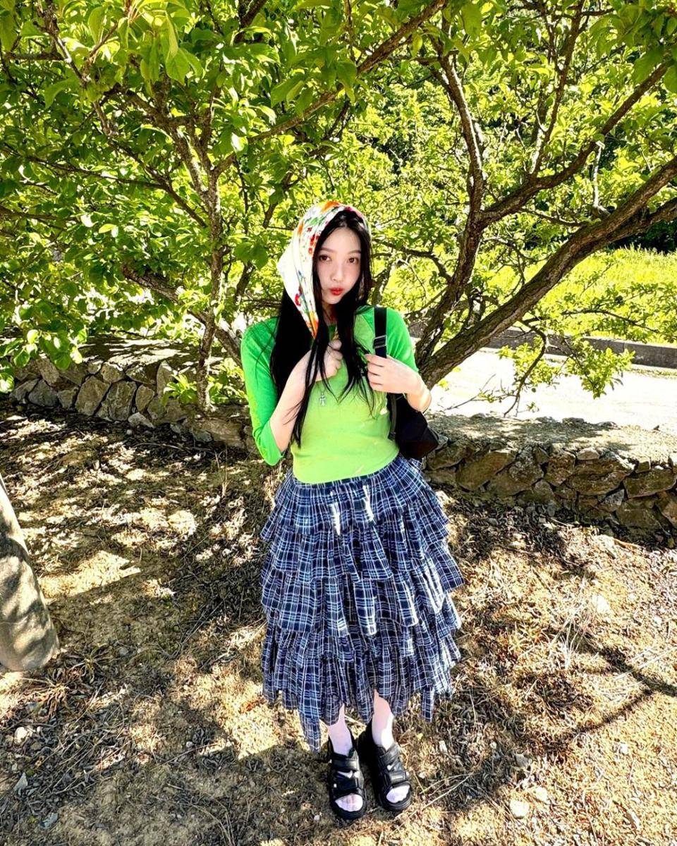 referensi outfit motif kotak-kotak ala Joy Red Velvet (instagram.com/_imyour_joy)