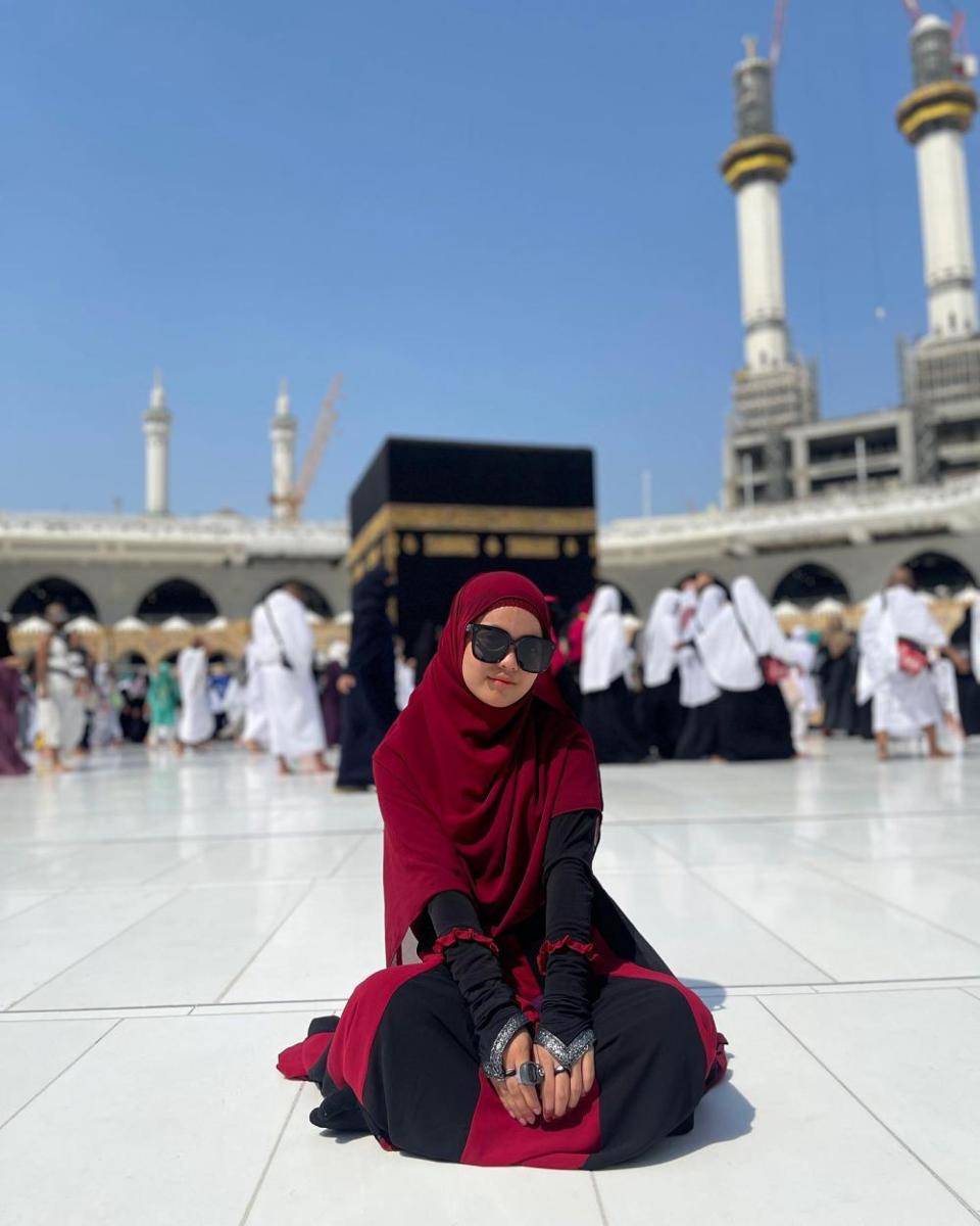 daftar artis naik haji sebelum 30 tahun (instagram.com/da4_putri03)