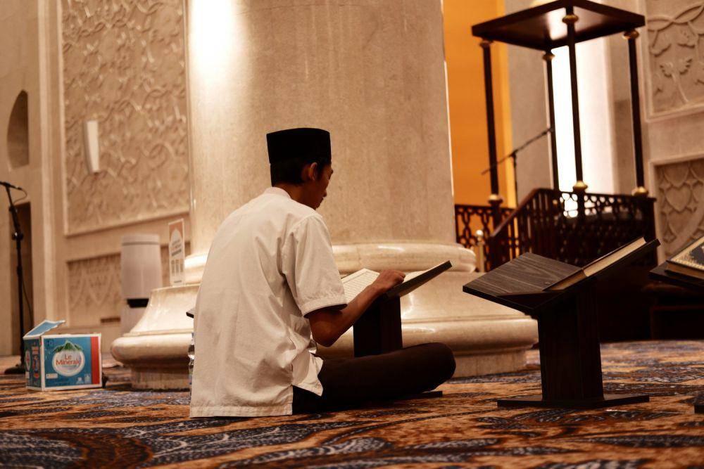 ilustrasi orang membaca al-qur'an(unsplash.com/Aldin Nasrun)