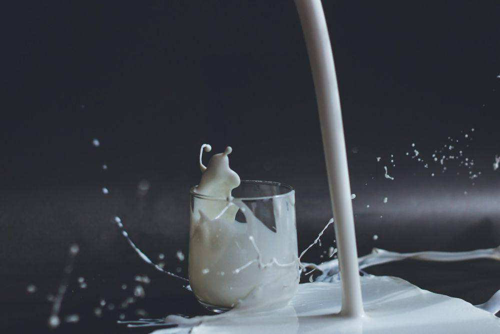 ilustrasi minum susu (unsplash.com/Anita Jankovic)