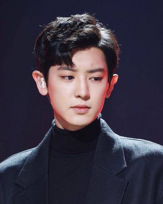 Comma hair pendek ala Chanyeol (pinterest.com)