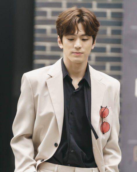 Comma hair pendek ala Kim Min Gyu (pinterest.com)