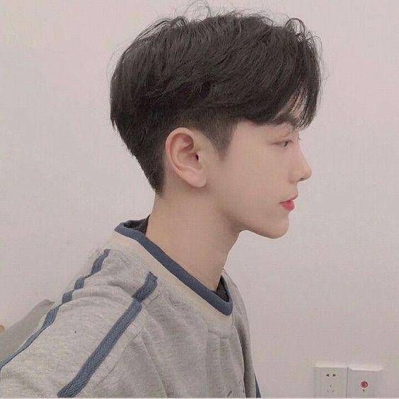 Comma hair with taper (pinterest.com)