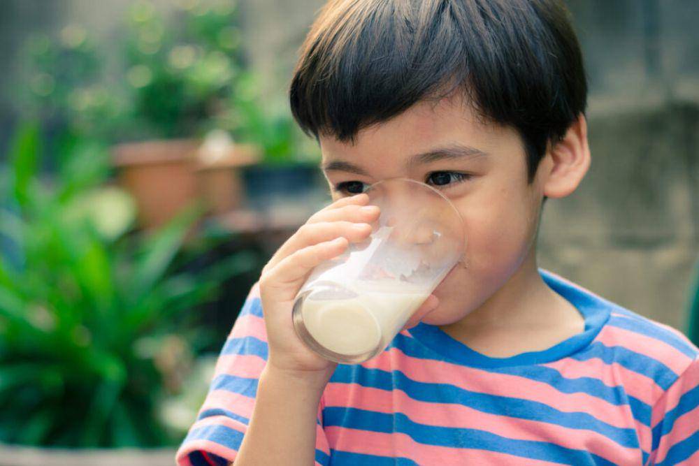 Salah satu cara khusus menambah nafsu makan yang bisa jadi pilihan bunda adalah anak diberi susu penambah berat badan (Sumber foto: pexels)