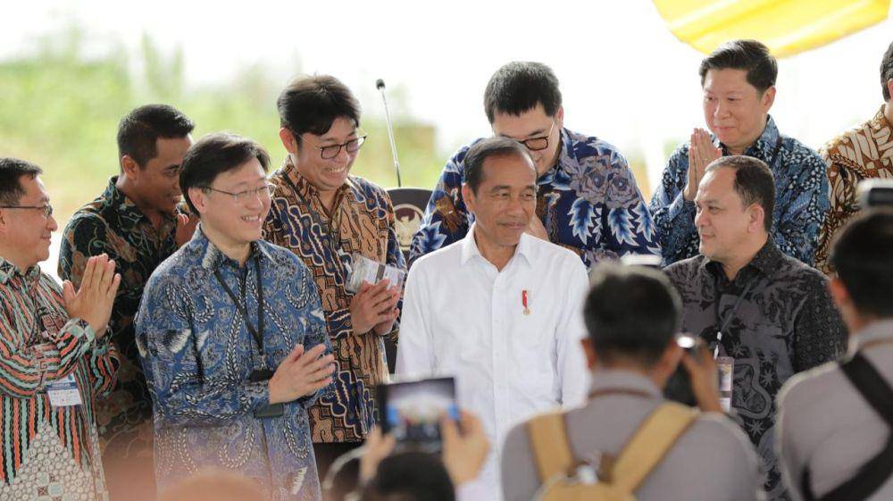 Presiden RI Joko Widodo (tengah) bersama Direktur Astra Rudy (kedua kiri) dan Chief of Corporate Affairs Astra Riza Deliansyah (kanan) usai meresmikan Groundbreaking Astra Biz Center-IKN oleh Astra di Ibu Kota Nusantara pada Selasa, (4/6/2024) (dok. Astra)
