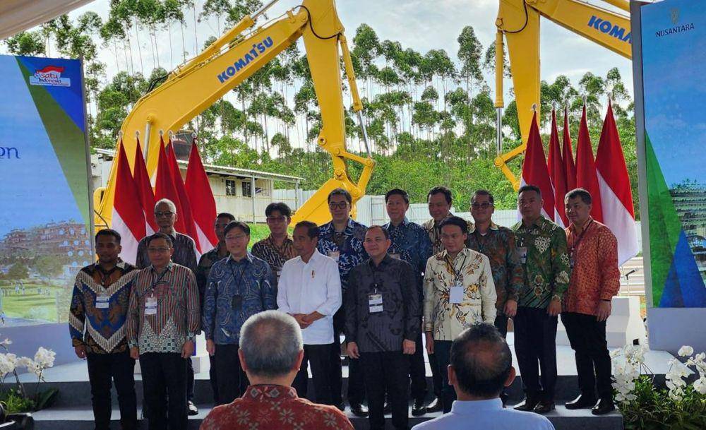 Presiden RI Joko Widodo bersama Direktur Astra Rudy (ketiga kiri) beserta Eksekutif Grup Astra usai acara Groundbreaking Astra Biz Center-IKN oleh Astra di Ibu Kota Nusantara pada Selasa, (4/6/2024) (dok. Astra)