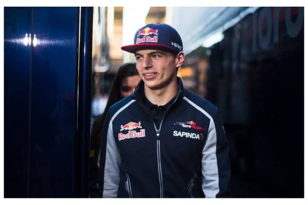 Max Verstappen tersenyum dalam balutan pakaian Toro Rosso saat tes pramusim (planetf1.com)