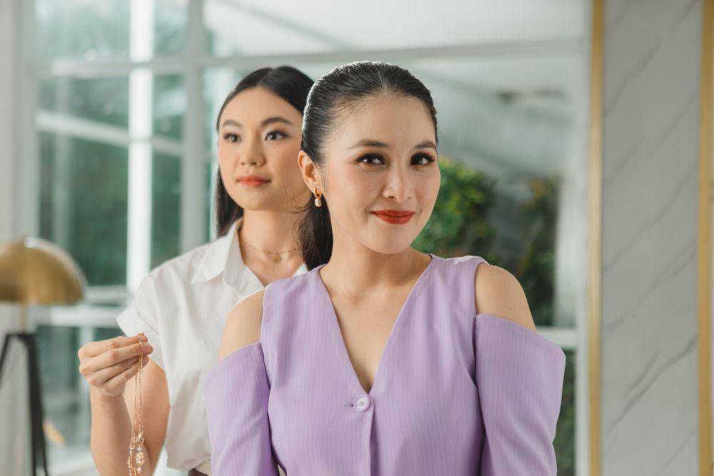 Sandra Dewi (Instagram.com/greatmassofcolor_)
