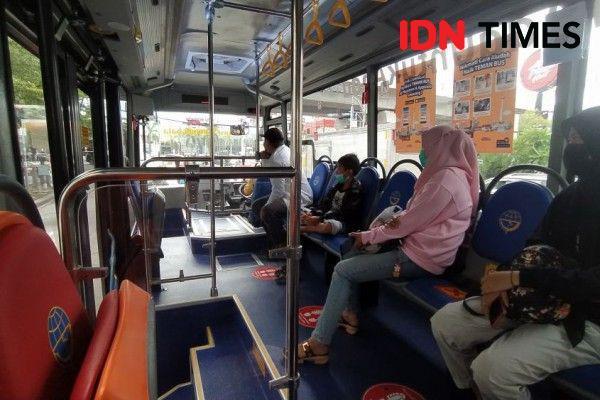 Suasana di dalam Teman Bus yang beroperasi di Makassar. IDN Times/Asrhawi Muin