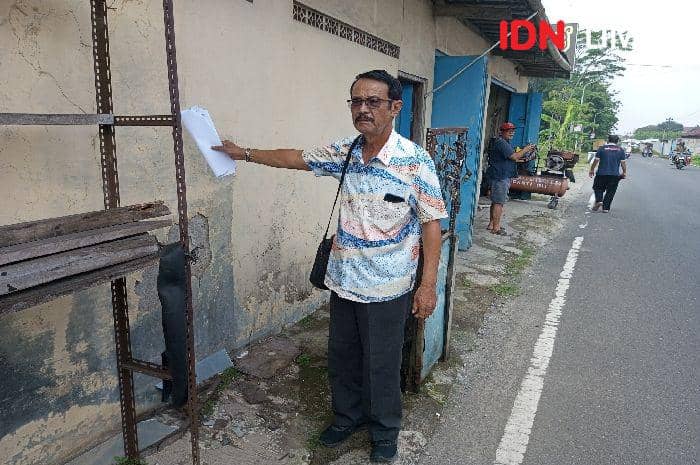 Pemerhati masalah lingkungan dan sosial Eddy Wahoni ikut turun saat mengetahui adanya pelanggaran sempadan sungai.(IDN Times/Cokie Sutrisno)