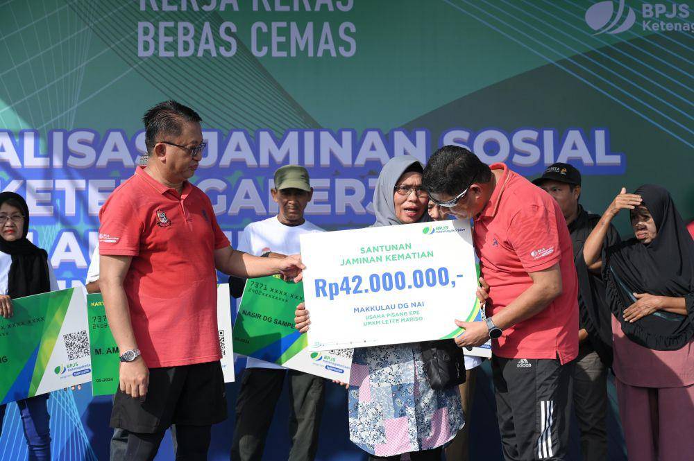 Penyerahan santunan kematian kepada 3 orang ahli waris dari peserta dengan total santunan yang diserahkan mencapai Rp126 juta. (dok. BPJS Ketenagakerjaan)