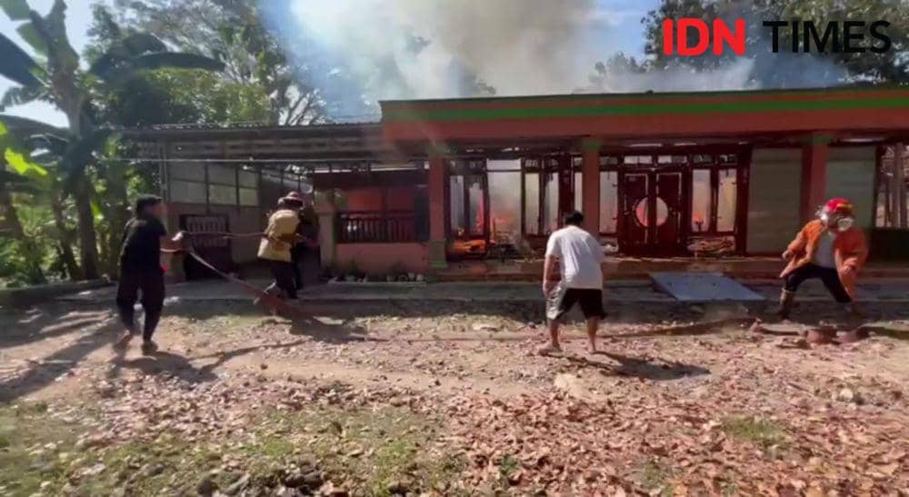 Rumah milik Heru Suwarno (60) warga Desa Tempuran, Kecamatan Paron, Kabupaten Ngawi ludes terbakar. IDN Times/ Riyanto.