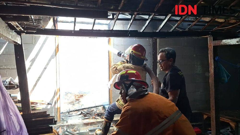 Rumah milik Heru Suwarno (60) warga Desa Tempuran, Kecamatan Paron, Kabupaten Ngawi ludes terbakar. IDN Times/ Riyanto.