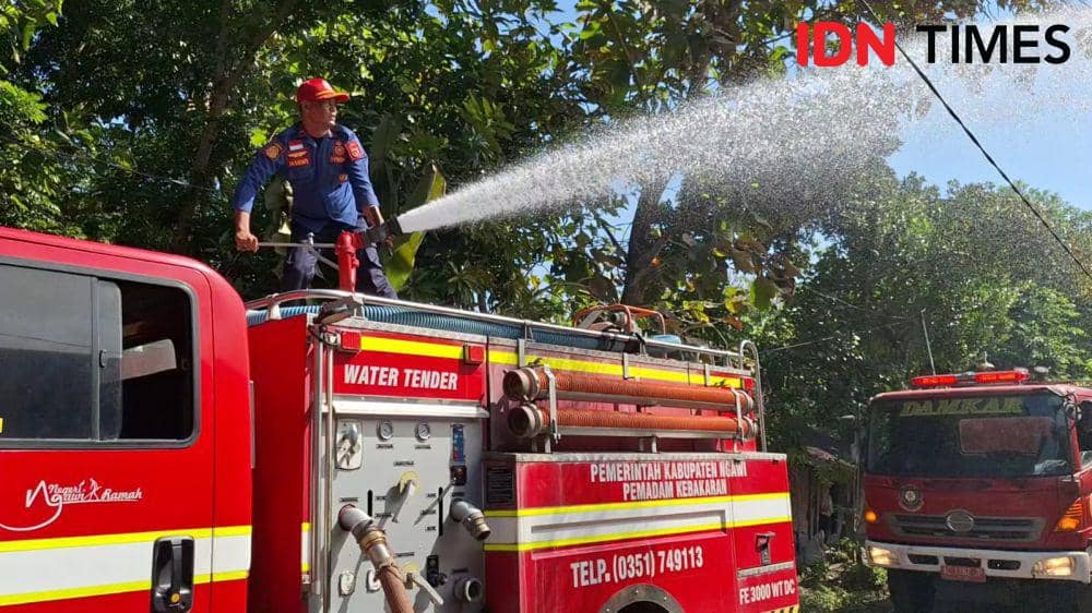 Rumah milik Heru Suwarno (60) warga Desa Tempuran, Kecamatan Paron, Kabupaten Ngawi ludes terbakar. IDN Times/ Riyanto.