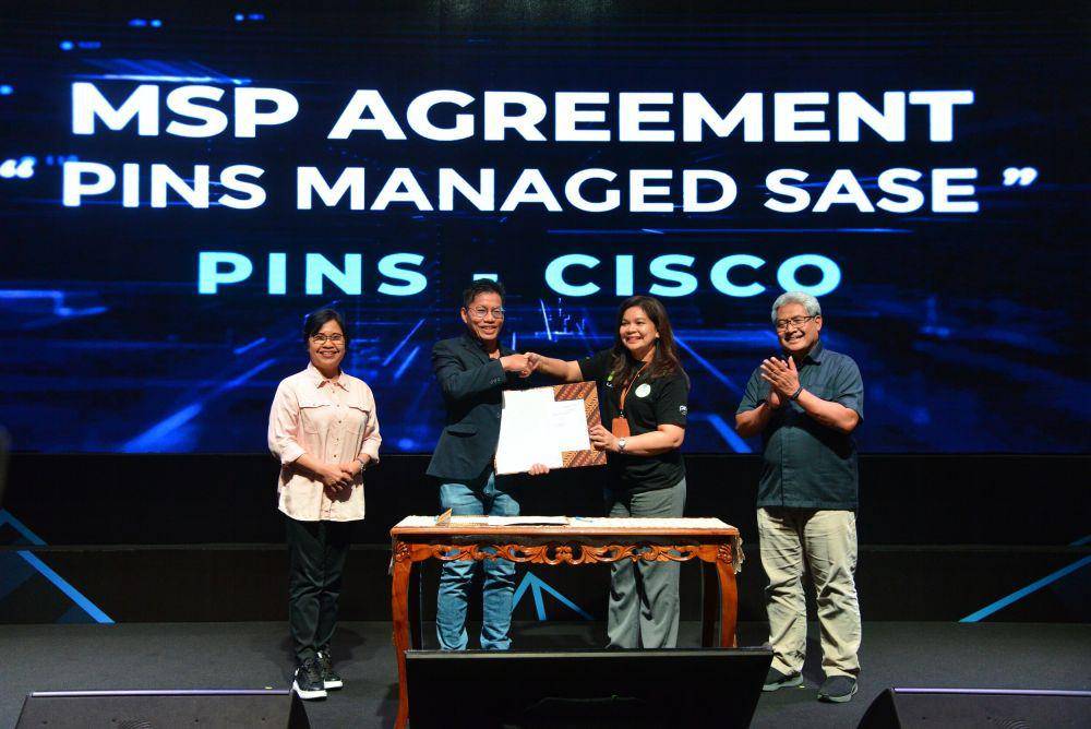 Direktur Enterprise & Business Service Telkom Indonesia FM Venusiana R. (paling kiri),  Direktur Network & IT Solution Telkom Indonesia Herlan Wijanarko (paling kanan), President  Director PINS Indonesia Roberto Surya Negara (kedua dari kiri) dan Managing Director Cisco  Indonesia Marina Kacaribu (kedua dari kanan) saat peluncuran produk terbaru PINS Managed  SASE di Jakarta, Selasa (4/6). (Dok. Telkom)