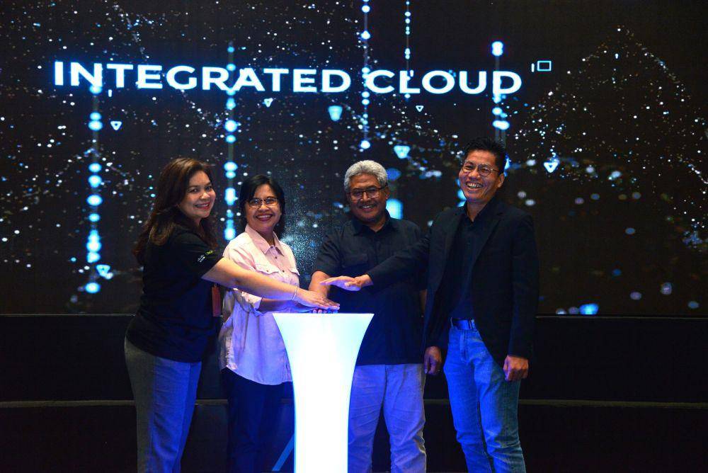 Direktur Enterprise & Business Service Telkom Indonesia FM Venusiana R. (kedua dari kiri), Direktur Network & IT Solution Telkom Indonesia Herlan Wijanarko (kedua dari kanan),  President Director PINS Indonesia Roberto Surya Negara (paling kanan) dan Managing Director  Cisco Indonesia Marina Kacaribu (paling kiri) saat peluncuran produk terbaru PINS Managed SASE  di Jakarta, Selasa (4/6). (Dok. Telkom)