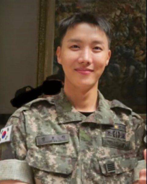 potret Jhope BTS menangkan kontes presentasi saat wajib militer (Twitter.com/@HopeIRBase)