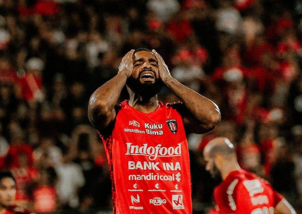 Ekspresi Jefferson Assis usai gagal mencetak gol. (Instagram.com/oassis94)