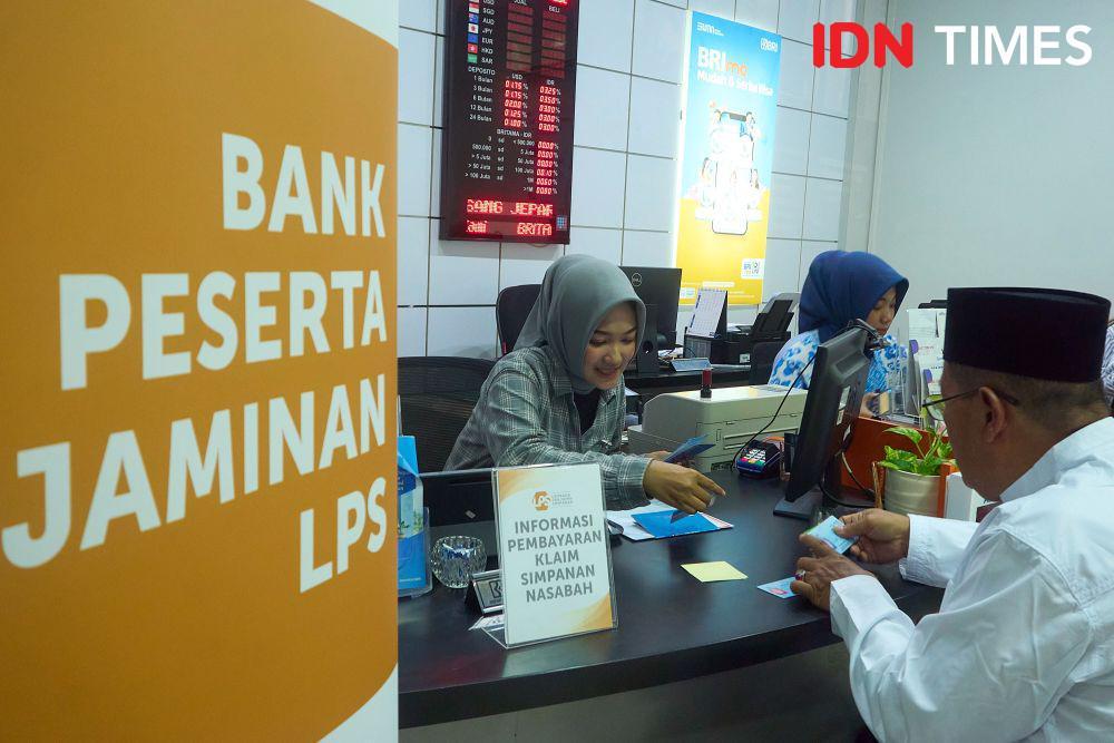 Nasabah BPR Jepara Artha, Achmad Chusairi (kanan) mengurus pembayaran klaim simpanan di bank pembayar (Bank BRI) yang ditunjuk Lembaga Penjamin Simpanan (LPS) di Jepara, Jawa Tengah, Rabu (5/6/2024). (IDN Times/Dhana Kencana)