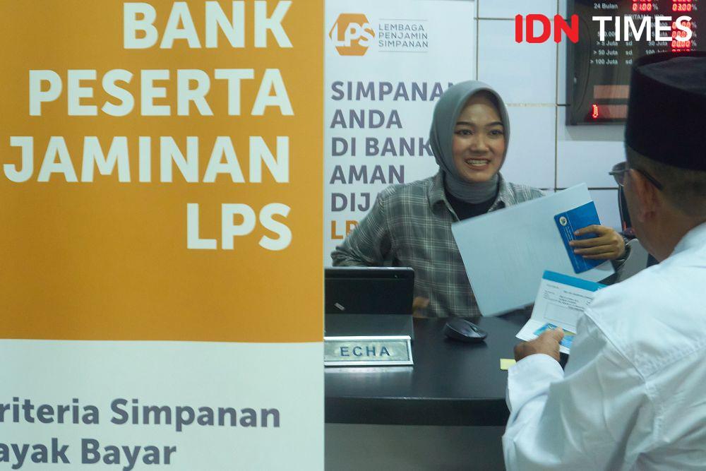 Nasabah BPR Jepara Artha, Achmad Chusairi (kanan) mengurus pembayaran klaim simpanan di bank pembayar (Bank BRI) yang ditunjuk Lembaga Penjamin Simpanan (LPS) di Jepara, Jawa Tengah, Rabu (5/6/2024). (IDN Times/Dhana Kencana)