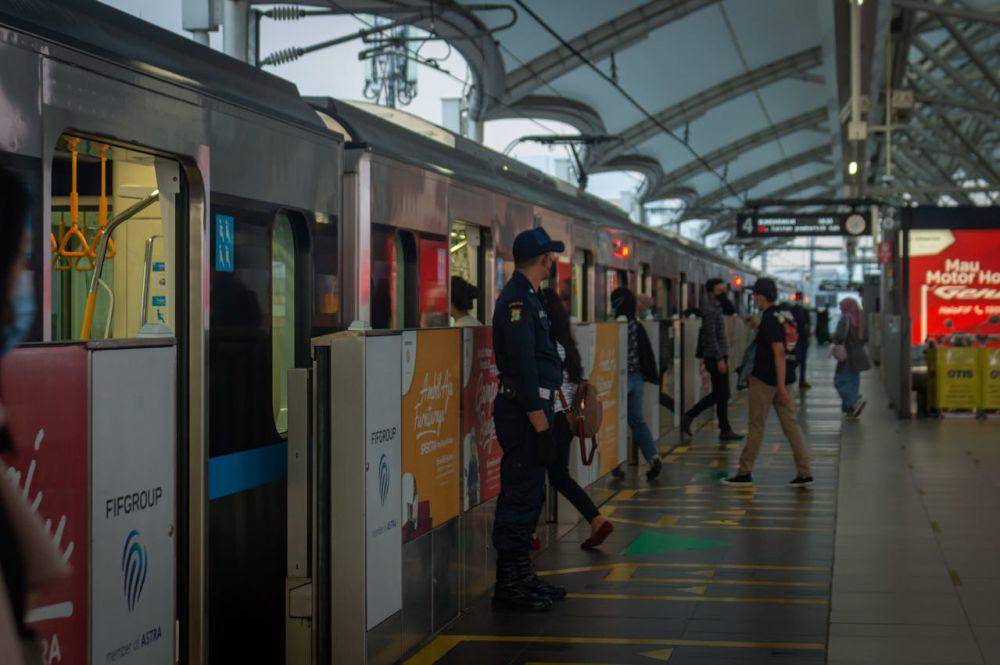 kondisi Moda Raya Terpadu (MRT) di keramaian jam kerja (pexels.com/Baarast Project)