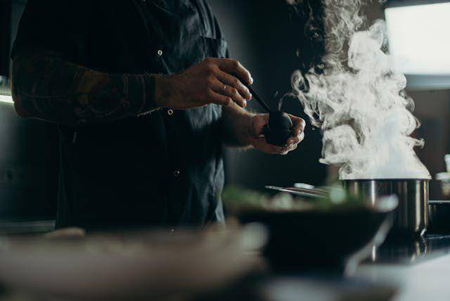 ilustrasi proses memasak daging sapi chili padi (pexels.com/cottonbro studio)
