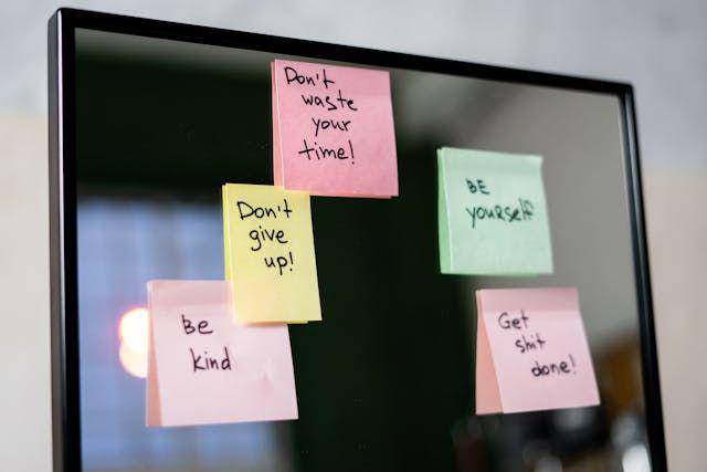 ilustrasi sticky notes (pexels.com/cottonbro studio)