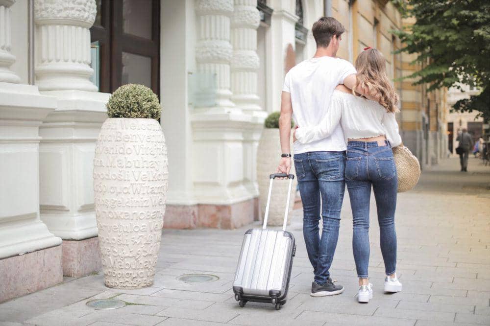 ilustrasi pasangan travelling (pexels.com/Andrea Piacquadio)
