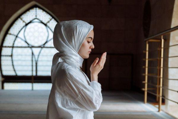 3 Waktu yang Dianjurkan untuk Membaca Ayat Kursi, Bisa Mengusir Setan!