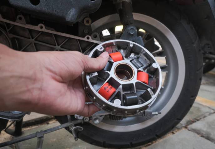 Ilustrasi roller motor matic (suzuki.co.id)