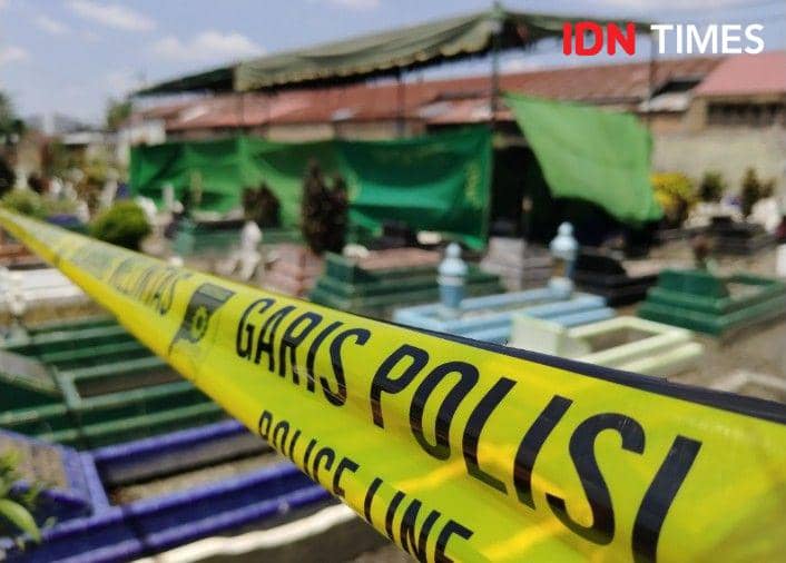 Makam Septi yang dibongkar diberi garis polisi (IDN Times/Eko Agus Herianto)