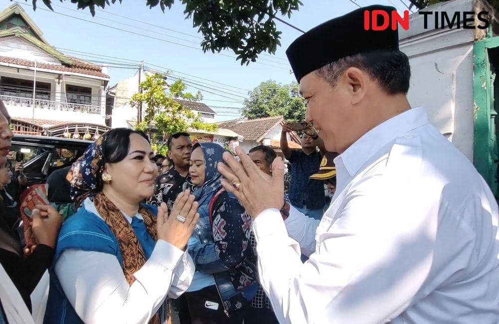 Diah Warih Anjari mendaftar bakal calon Walikota di kantor Partai Gerindra Solo. (IDN Times/Larasati Rey)
