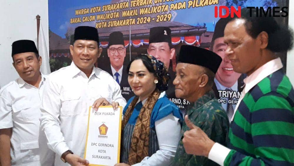 Hercules temani Diah Warih Anjari daftar bakal calon Walikota di kantor Partai Gerindra Solo. (IDN Times/Larasati Rey)