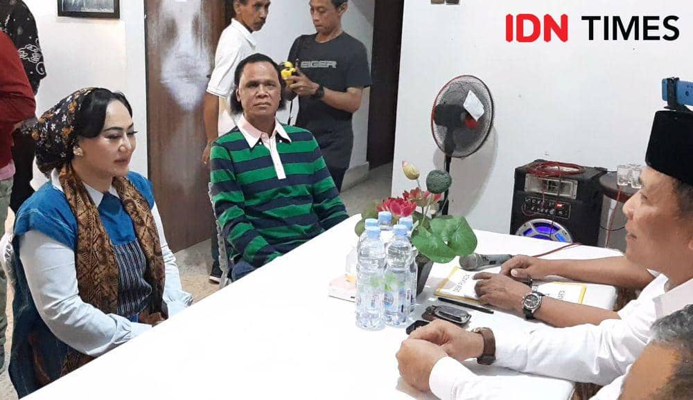 Hercules temani Diah Warih Anjari daftar bakal calon Walikota di kantor Partai Gerindra Solo. (IDN Times/Larasati Rey)
