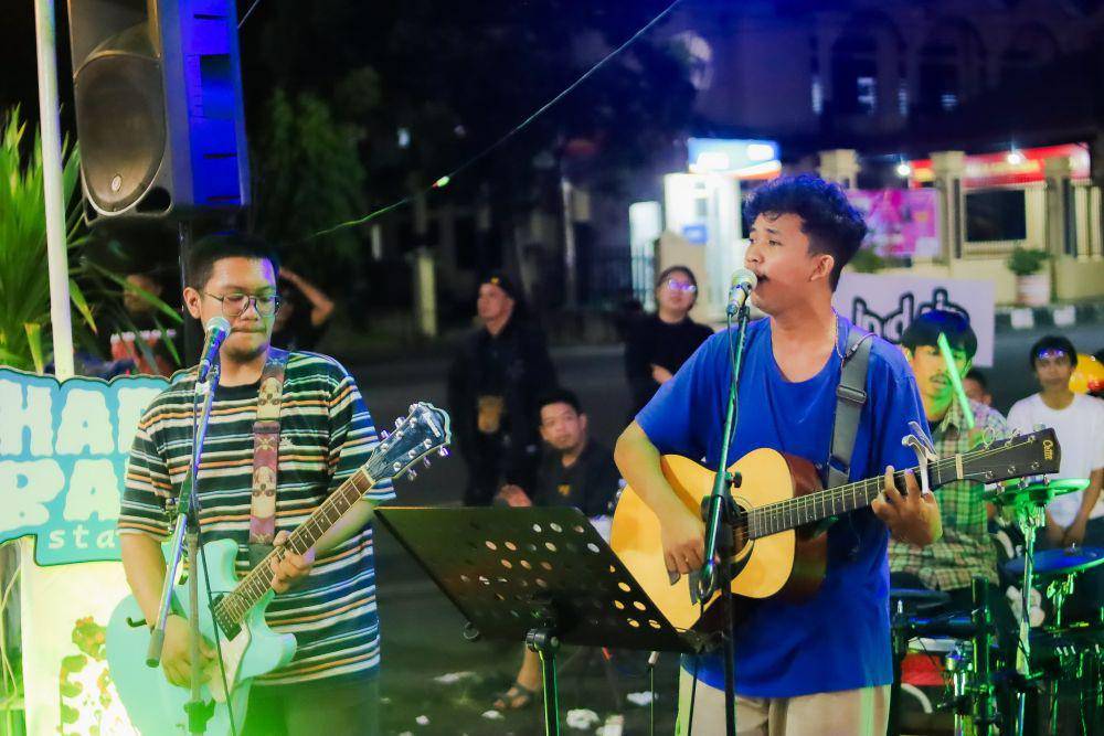 Suasana edisi pertama Hari Baik Stage yang diadakan oleh label rekaman Hari Baik Lab di Kopi Paste Corner Parepare pada 26 Mei 2024. (Dok. Hari Baik Lab)
