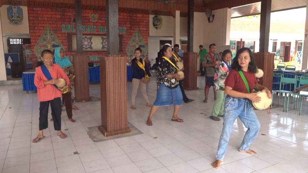 Kegiatan latihan menari yang diikuti ODGJ di Tulungagung . IDN Times/ Bramanta Pamungkas