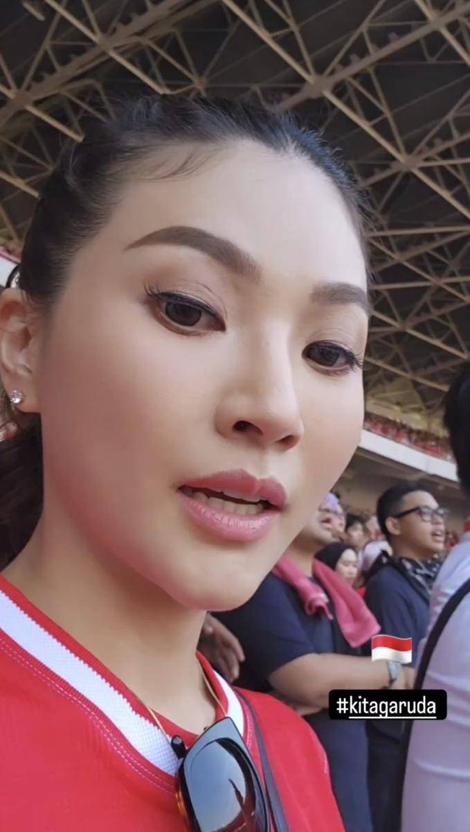 potret Sarwendah nonton Timnas (instagram.com/sarwendah29)
