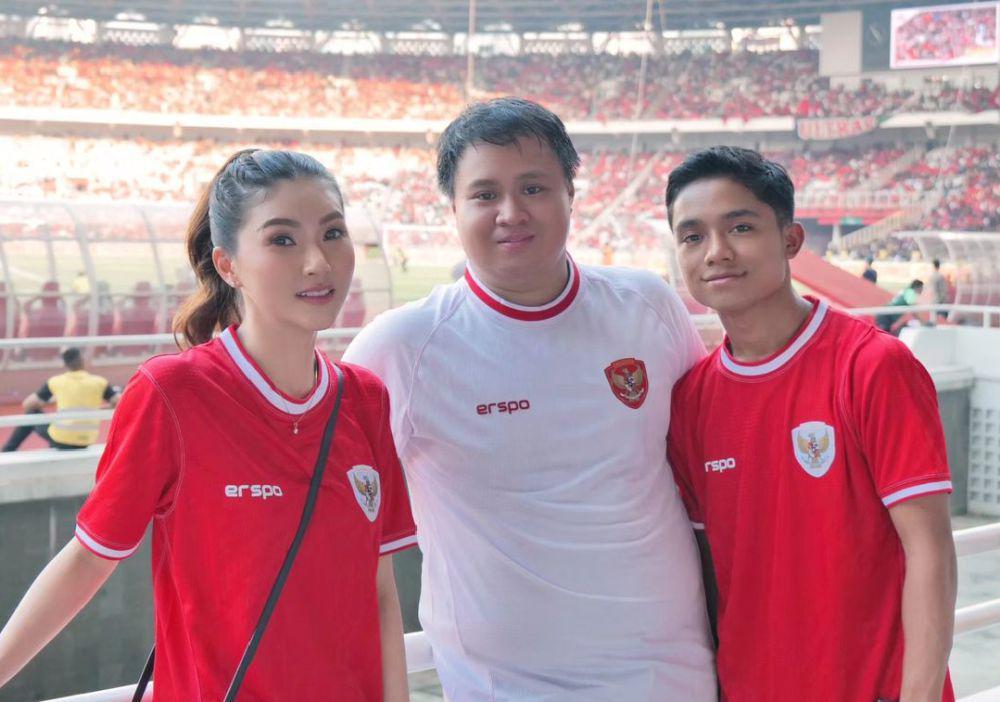 7 Potret Sarwendah Pertama Kali Nonton Langsung Timnas, Tampil Cetar!